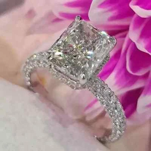 Anillo de compromiso halo oculto de moissanita corte radiante de 3,30 quilates enchapado en oro blanco de 14 quilates - Imagen 1 de 5