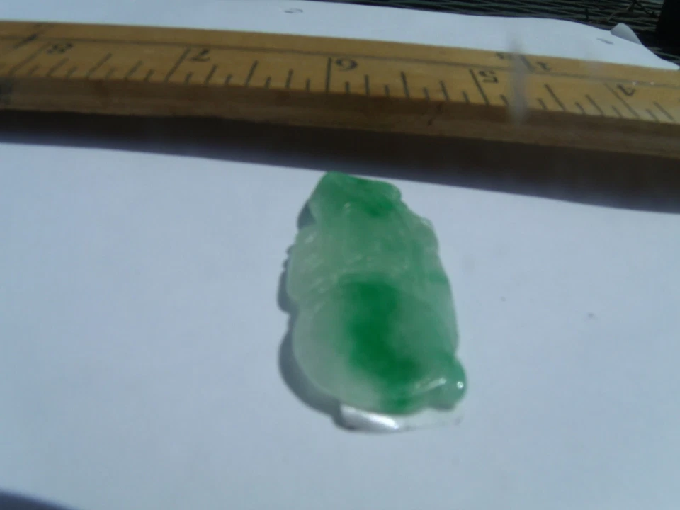 BAJADA DE PRECIO FINAL--COLGANTE FINO TALLADO EN JADEÍTA, verde manzana/blanco Foto 1 de 4