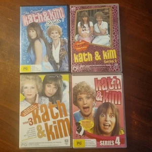 Kath & Kim Kollection : Series 1-4 - Region 4, S3 & S4 Has Surface Scratches - Foto 1 di 18