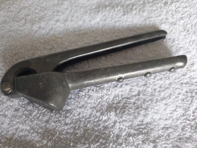 Винтажный ручной пресс для чеснока АЛЮМИНИЙ сделано в Тайване 5 1/2" - Изображение 1 из 4