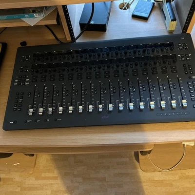 Avid S3 Control surface mit integriertem Audio-Interface - Bild 1 von 4