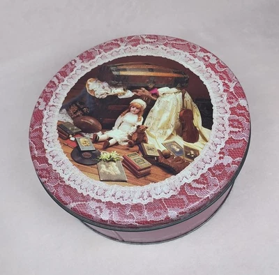 复古 80 年代维多利亚花边娃娃古董 Tin Cottagecore Dollcore Shabby Chic — 第 1/4 张图片