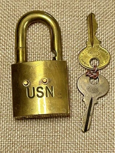 USN Messing Corbin Vorhängeschloss mit zwei Schlüsseln Maritim US Navy Schrank Magazin Spind - Bild 1 von 7
