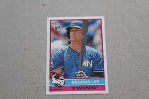 2025 Topps Heritage #63 Brooks Lee Rookie Bicentennial 1776-1976 SP #121/2200 - Bild 1 von 4