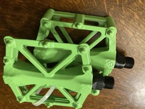 Neon Green Mountain Bike Pedals MTB Non-Slip Aluminum Alloy Cr-Mo Spindles - Picture 1 of 2