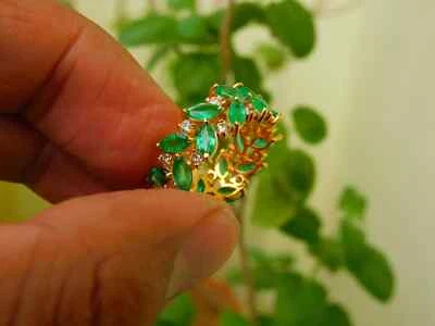 Anillo de regalo de Navidad único de oro amarillo de 14k para mujer banda en racimo esmeralda cultivada en laboratorio Foto 1 de 4