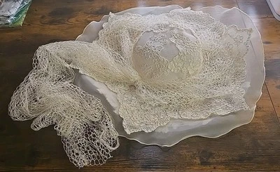 Sombrero de boda vintage blanco con tren largo de encaje Foto 1 de 4