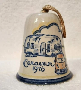 Campana de mano de cerámica de gres Louisville vintage "Caravana 1976" Kentucky 4" de alto - Imagen 1 de 6