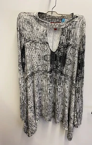Jennifer Lopez Long Sleeve Size-M peephole Knit stretch asymmetrical hem top. - Picture 1 of 8