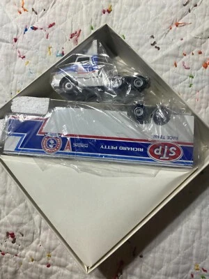 Winross Richard Petty STP Race Team Truck And Trailer - Image 1 of 4