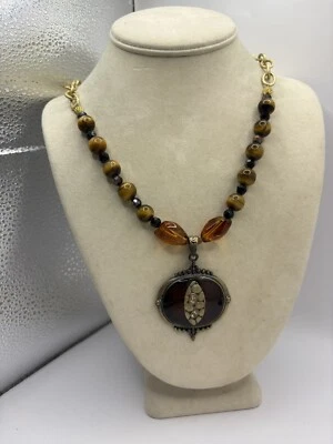 Collar con cuentas de color ojo de tigre marrón y ámbar con colgante ovalado esmaltado metales mixtos Foto 1 de 4