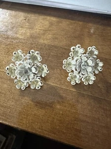 Orecchini clip fiori a grappolo bianchi vintage - Foto 1 di 3