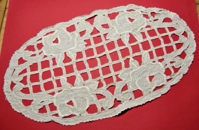 Napperon oval ancien en dentelle richelieu écru 63 cm x 35 cm - Photo 1/4