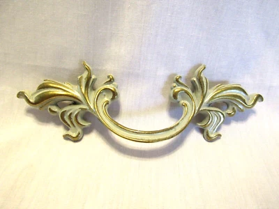 Cajón tocador vintage de latón con inserción blanca estilo Henry Link Foto 1 de 4