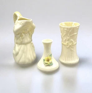 Lote de 3 jarrones pequeños Belleek Ireland vintage flores aplicadas brillo - Imagen 1 de 8