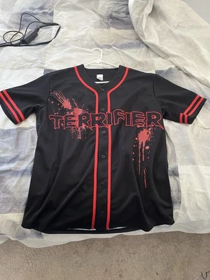 Jersey Terrifier mediano negro y rojo para adultos Foto 1 de 4