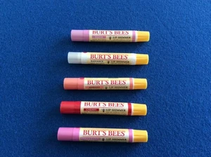 Brillo de labios Burt's Bees, 100% natural, disponible en varios colores brillantes y divertidos - Imagen 1 de 7