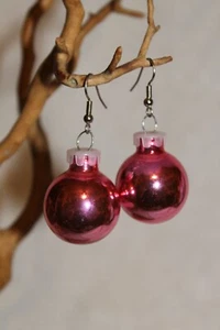 Metallic rosa Glaskugel Weihnachtsschmuck Urlaub Ohrringe 2" - Bild 1 von 1
