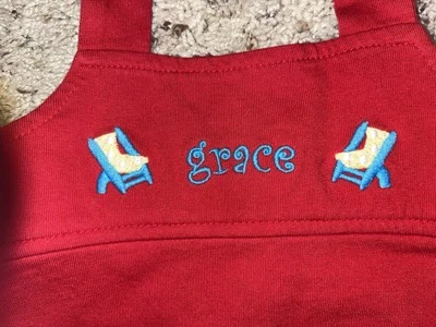 Camiseta sin mangas roja 2T bordada Grace by Kelly’s Kids con sillas de playa XXS (2) Foto 1 de 4