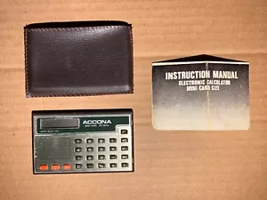 Mini calculadora de tarjetas Accona EC-821A de colección rara con estuche y manual - probada funcionando - Imagen 1 de 2