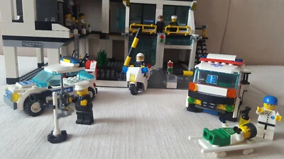 Lot Légo city Police 7235/7236/7890 :  voiture+moto  de police et ambulance - Photo 1/3