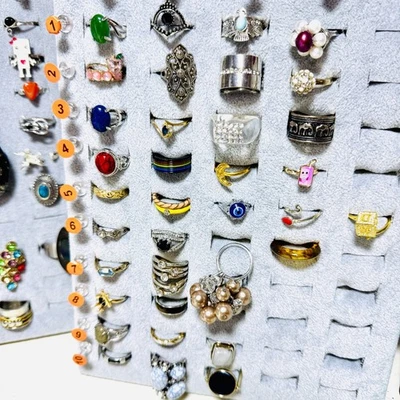 Lote de 131 anillos vintage a modernos. Elástico, Ajustable, Talla 5.5 - 10, Vidrio, Piedra Foto 1 de 3