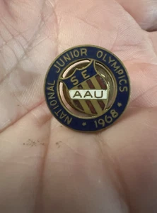 Vint 1968s Jr Olympics AAU National Junior Olympics Assn Championship Pin💗 - Picture 1 of 3