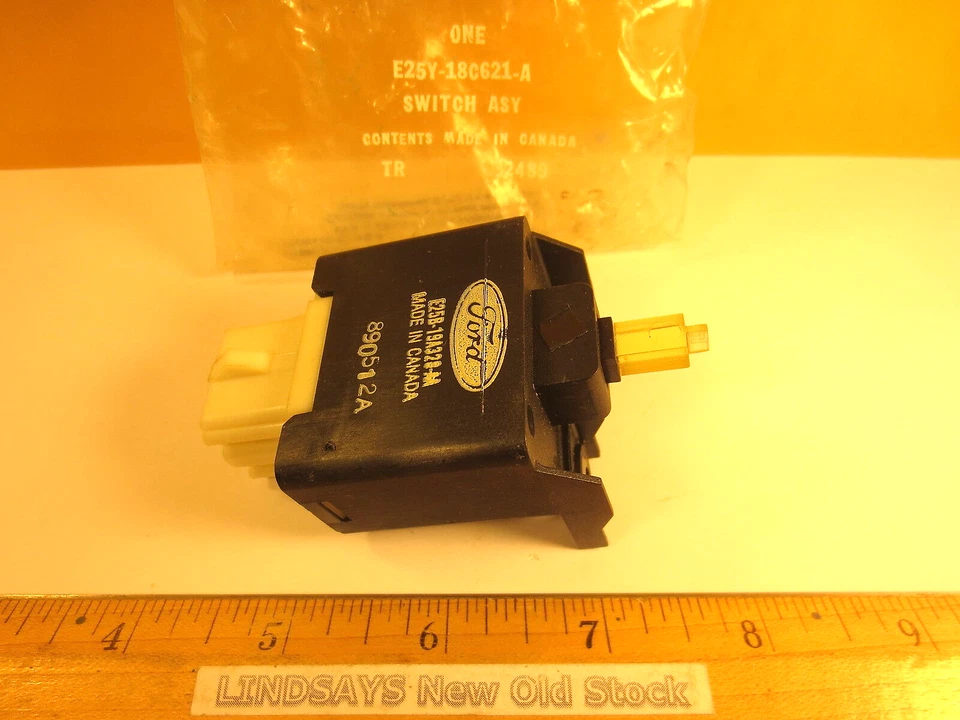 FORD 1982/1983 LINCOLN CONTINENTAL "INTERRUPTOR E LUZ ASY" (AQUECEDOR DE JANELA TRASEIRA) NOS - Imagem 1 de 4