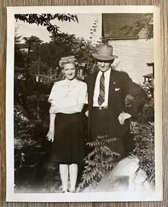 Vintage 1945 Original Foto gut gekleidete Vater & Tochter Pose im Hof - Bild 1 von 10