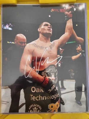 Foto autógrafa de Caín Velásquez 11x14 sin garantía de certificado de autenticidad para pasar Foto 1 de 2