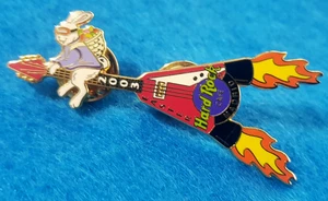 GUITARRA MADRID EASTER BUNNY RABBIT ROCKET SHIP FLY V 2003 Hard Rock Café PIN - Imagen 1 de 1
