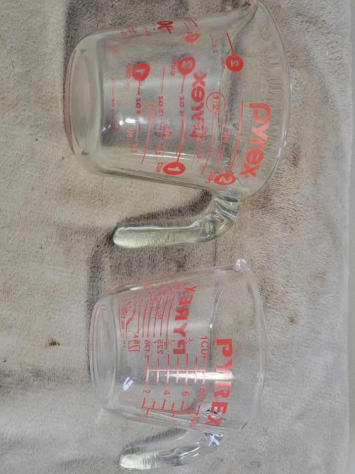 Vintage PYREX 1 taza/8 oz rojo gráficos #508 y taza medidora vintage de 2 tazas Foto 1 de 4