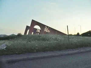 Photo 6x4 Sculpture on Duncan Edwards Way Dudley The roundabouts along th c2018 - Picture 1 of 1