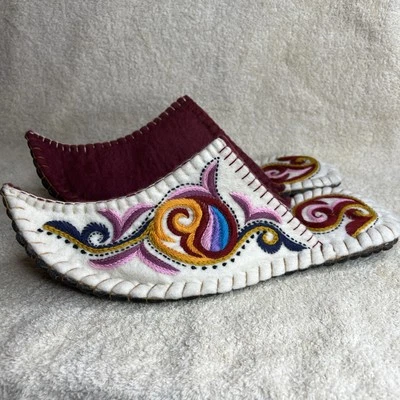 ¿Ruso?  Hermosas pantuflas de fieltro bordadas de arándano blanco multicolor Foto 1 de 4