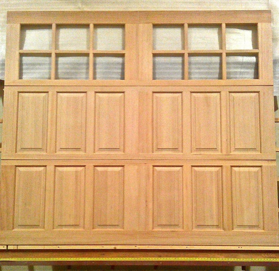Puerta de garaje superior para carruaje de madera 8x7, modelo AmanaDoors 105W12 Foto 1 de 4