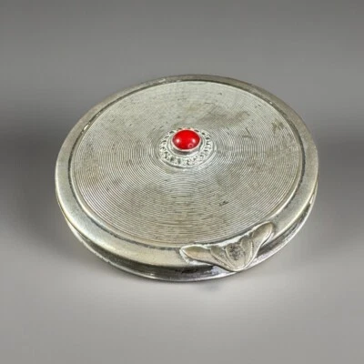 СТАРЫЙ КРУГЛЫЙ СЕРЕБРЯНЫЙ ПОРОШКОВЫЙ МЕШОК С КОРАЛЛОВЫМИ АППЛИКАЦИЯМИ - Изображение 1 из 4