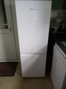 Fridgemaster MC50165E 60/40 143cm high fridge/freezer - Picture 1 of 2