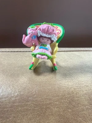 Fresa Shortcake Natillas Lectura En Una Mecedora Mini PVC De Lujo Raro 84 Foto 1 de 4
