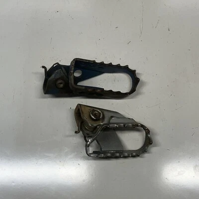 Yamaha TTR125L 2003 OEM REPOSAPIÉS IZQUIERDO DERECHO CLAVIJAS  Foto 1 de 4