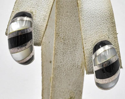 Pendientes de aro pequeño con incrustaciones de ónix negro madreperla de plata de ley para dama Foto 1 de 4