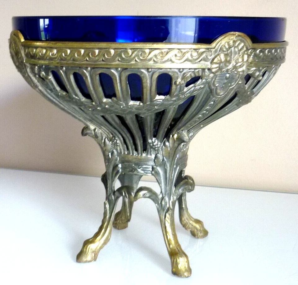 COUPE, CENTRE DE TABLE ANCIEN, METAL PATINE LOUIS XVI, VERRE SOUFFLE BLEU COBALT - Photo 1/4