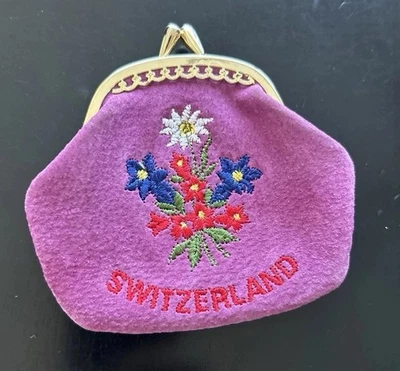 Monedero Cuero Púrpura Cierre de Beso Pequeño Suiza Estampado Floral Bordado Foto 1 de 4