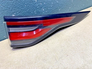 17 18 19 20 LAND ROVER DISCOVERY HSE RIGHT OUTER TAIL LIGHT - Picture 1 of 3
