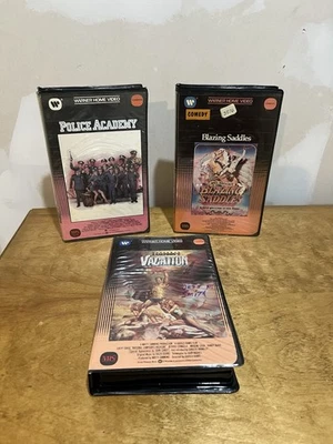 Warner Home Video Clamshell VHS Lot Police Academy Blazing Saddles Lampoons Vac Foto 1 de 4