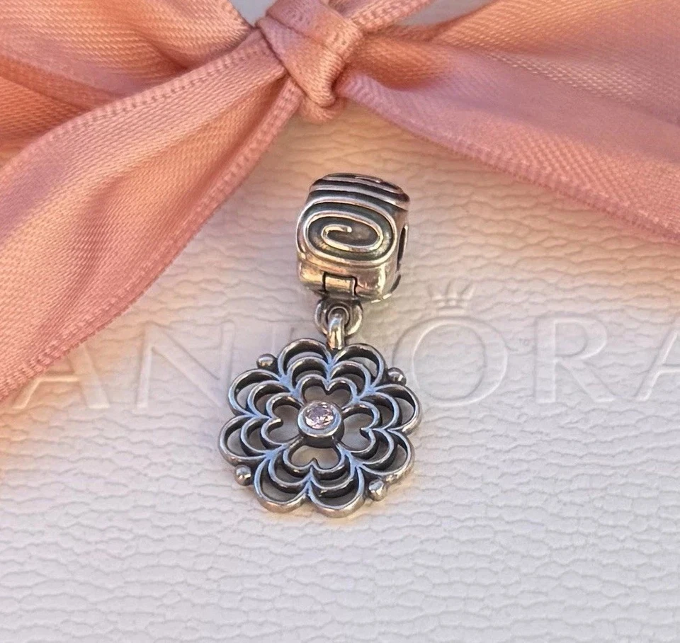 Original Pandora Oldie Anhänger Clip „offen gearbeiteter Blumenclip“ #790812PCZ - Bild 1 von 1
