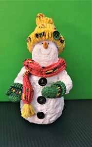 Estatuilla de muñeco de nieve brillante de resina en bufanda y guantes de 9" de alto - Imagen 1 de 2