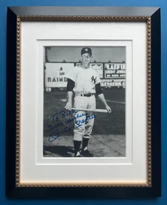 MICKEY MANTLE AUTOGRAPHED 8" x 10" PHOTO "TO RICH, BEST WISHES". FRAMED, JSA - Picture 1 of 4