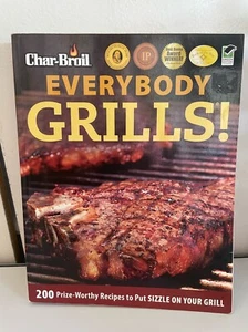 Char-Broil Everybody Grills! CookBook Recipes Paperback Outdoor Cooking 2008 - Foto 1 di 8