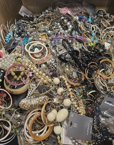 20 Kilos Costume Jewellery Mixed Lot Crafting Beading Wholesale New & Used - Picture 1 of 2