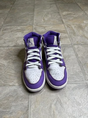 Air Jordan 1 средний фиолетовый Venom GS девочек размер обуви 5Y фиолетовый DQ8423-511 подержанные  - Изображение 1 из 4